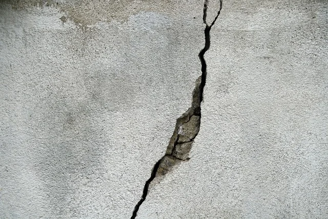 a cracked concrete wall